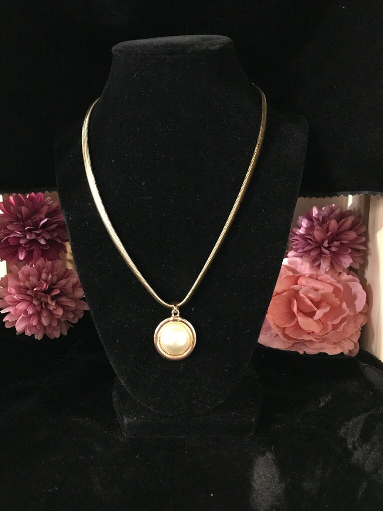 Elegant Gold Necklace with Pearl Pendant